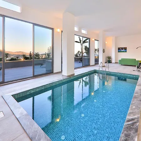 Luxury 5 Bedroom With Heated Infinity Pool & Amazing Sea Views *