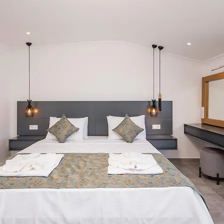 Luxury 5 Bedroom With Heated Infinity Pool & Amazing Sea Views *