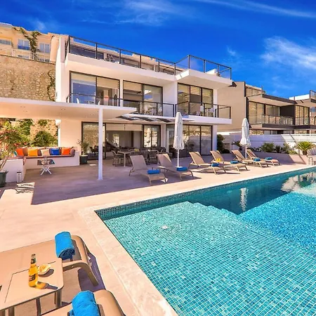 Luxury 5 Bedroom With Heated Infinity Pool & Amazing Sea Views Vila *