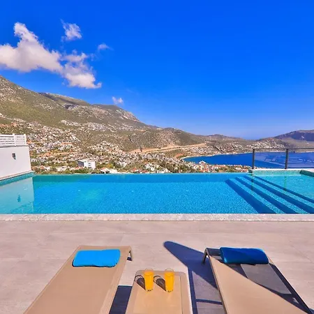 Luxury 5 Bedroom With Heated Infinity Pool & Amazing Sea Views *