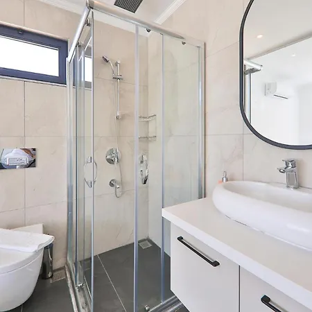 Villa Luxury 5 Bedroom With Heated Infinity Pool & Amazing Sea Views *