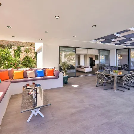 Luxury 5 Bedroom With Heated Infinity Pool & Amazing Sea Views