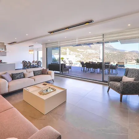 Luxury 5 Bedroom With Heated Infinity Pool & Amazing Sea Views Vila *