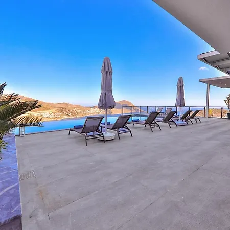 Luxury 5 Bedroom With Heated Infinity Pool & Amazing Sea Views Вилла *