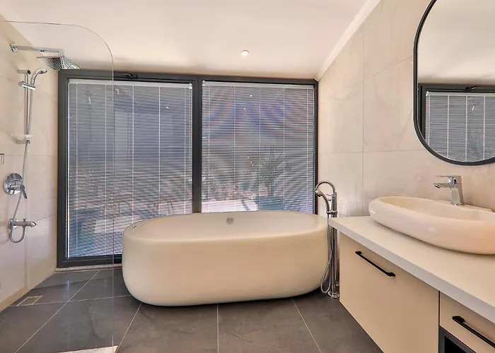 Luxury 5 Bedroom With Heated Infinity Pool & Amazing Sea Views 别墅 卡斯