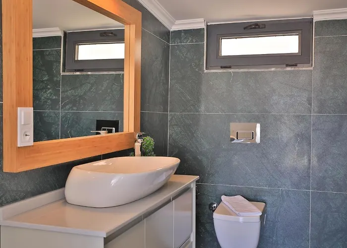 Luxury 5 Bedroom With Heated Infinity Pool & Amazing Sea Views *