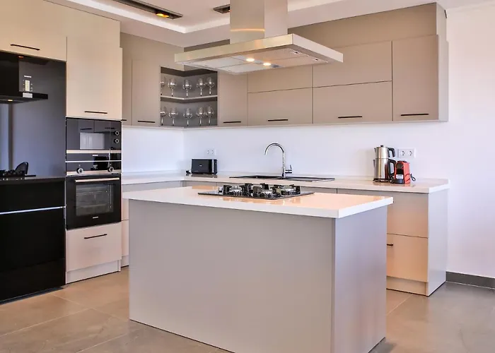 Luxury 5 Bedroom With Heated Infinity Pool & Amazing Sea Views 卡斯
