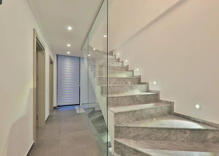 Luxury 5 Bedroom With Heated Infinity Pool & Amazing Sea Views 别墅 *