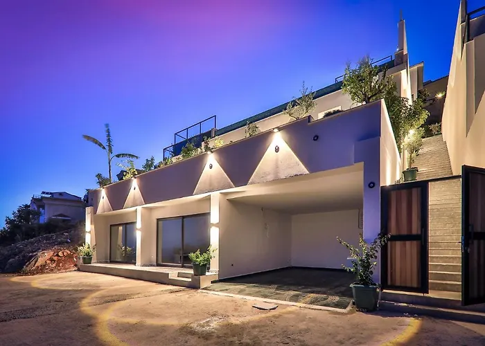 Luxury 5 Bedroom With Heated Infinity Pool & Amazing Sea Views 卡斯