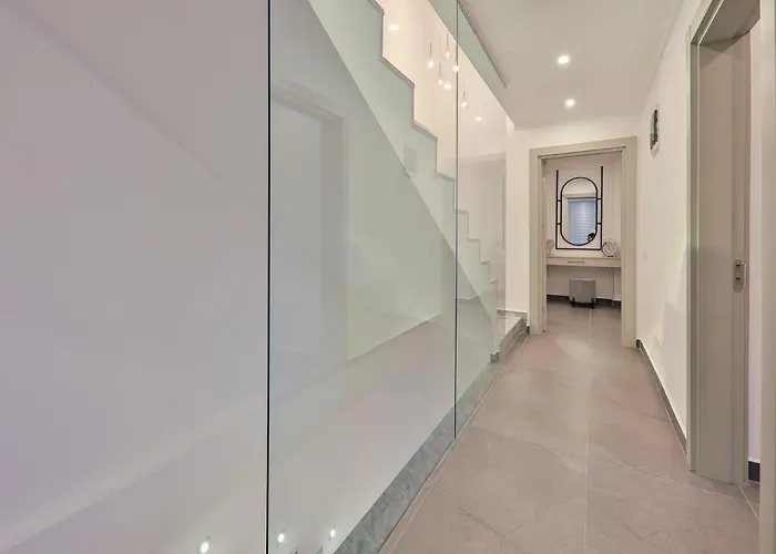 Luxury 5 Bedroom With Heated Infinity Pool & Amazing Sea Views 别墅