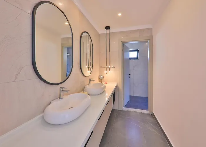 Luxury 5 Bedroom With Heated Infinity Pool & Amazing Sea Views 别墅