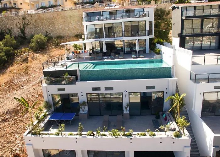 Luxury 5 Bedroom With Heated Infinity Pool & Amazing Sea Views 别墅