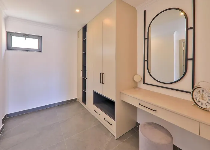 Luxury 5 Bedroom With Heated Infinity Pool & Amazing Sea Views 别墅 *