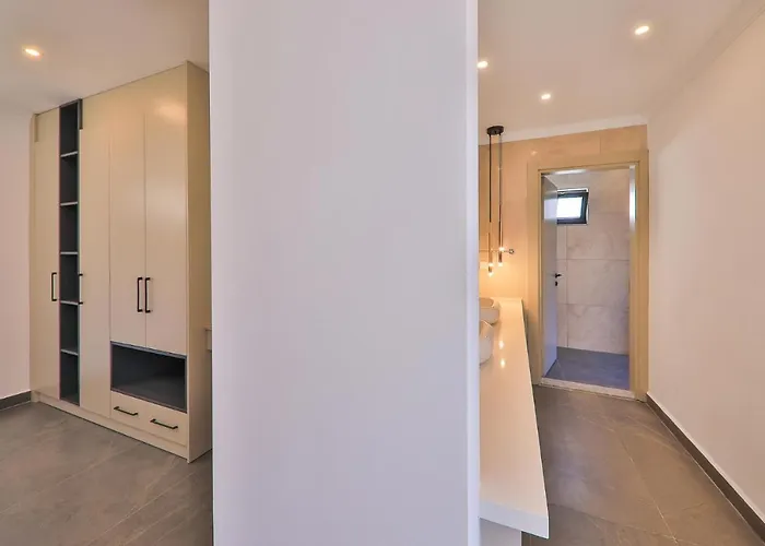 Luxury 5 Bedroom With Heated Infinity Pool & Amazing Sea Views 卡斯