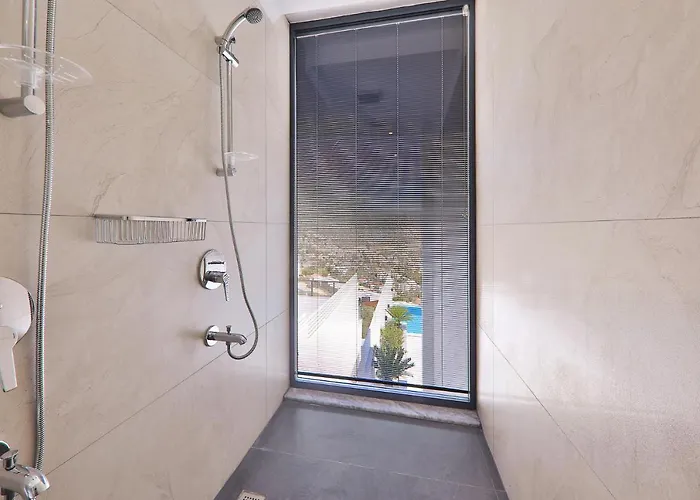 Luxury 5 Bedroom With Heated Infinity Pool & Amazing Sea Views 别墅 *