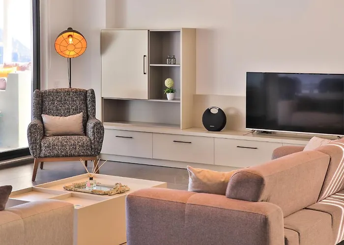 Luxury 5 Bedroom With Heated Infinity Pool & Amazing Sea Views 卡斯