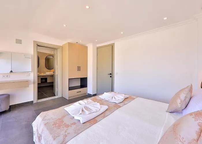 Luxury 5 Bedroom With Heated Infinity Pool & Amazing Sea Views 卡斯