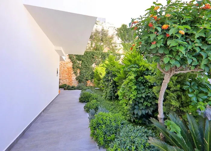 Luxury 5 Bedroom With Heated Infinity Pool & Amazing Sea Views 别墅 *